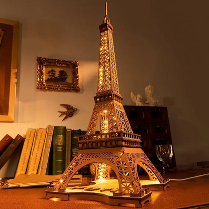 Tour Eiffel miniature en bois éclairée la nuit dans un salon, décoration lumineuse Paris