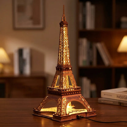 Maquette Tour Eiffel en bois illuminée posée sur un bureau, puzzle 3D LED 164 pièces Nook-It