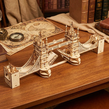 Vue plongeante du puzzle en bois Tower Bridge posé sur une carte ancienne de Londres avec boussole