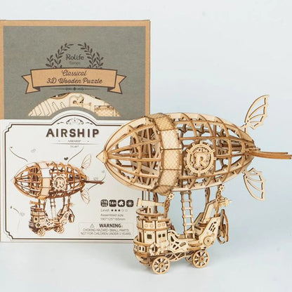 Dirigeable en bois monté devant sa boîte officielle Rolife Airship