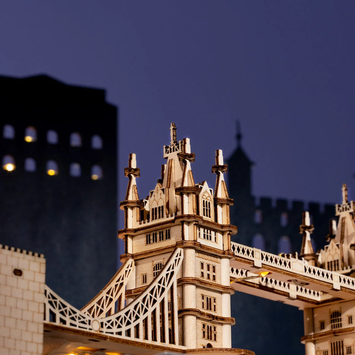 Détail des tours gothiques du Tower Bridge en bois éclairées de nuit