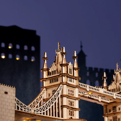 Détail des tours gothiques du Tower Bridge en bois éclairées de nuit