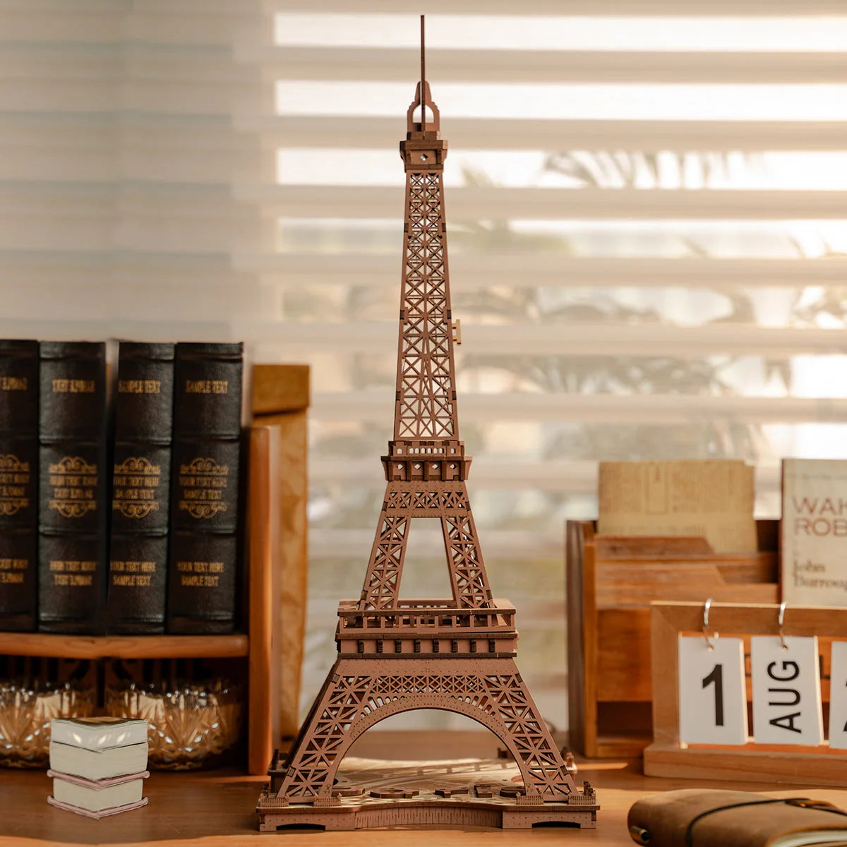 Tour Eiffel en bois montée posée sur une étagère près de livres