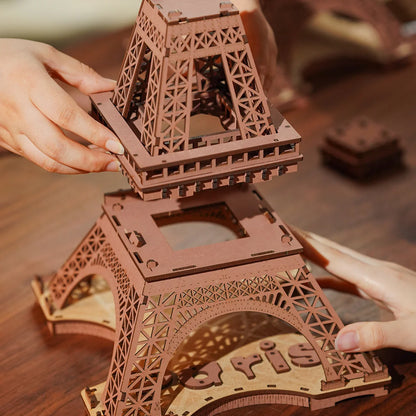 Mains assemblant l'étage intermédiaire de la Tour Eiffel en bois