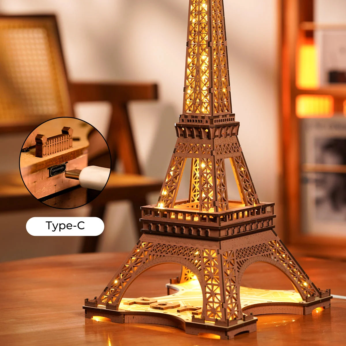Tour Eiffel en bois allumée avec zoom sur le port d'alimentation USB-C