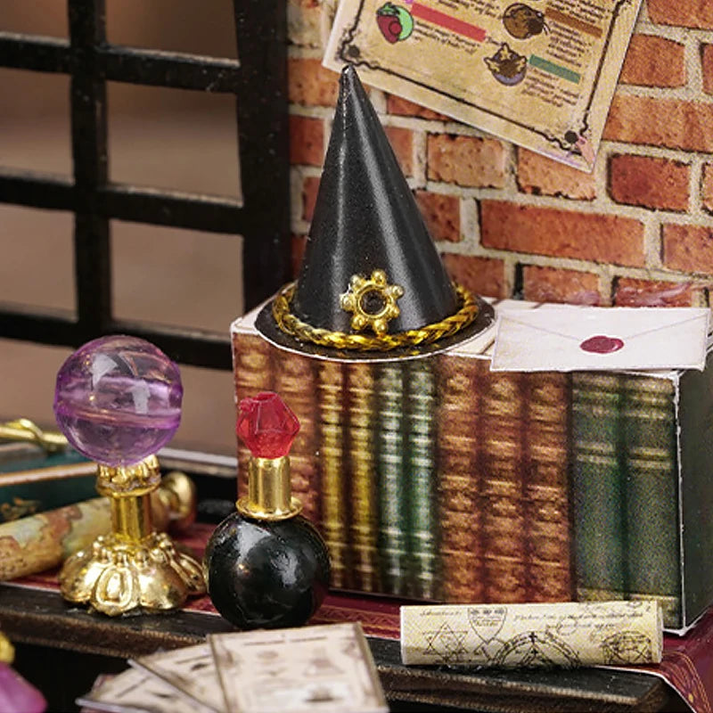 vue zoomé du produit Scène miniature Moon magic Nook-It, sur la bibiliothèque avec chapeau de sorciers et lettres agiques style harry Potter