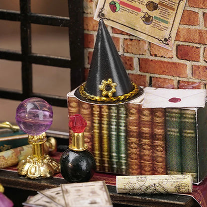 vue zoomé du produit Scène miniature Moon magic Nook-It, sur la bibiliothèque avec chapeau de sorciers et lettres agiques style harry Potter