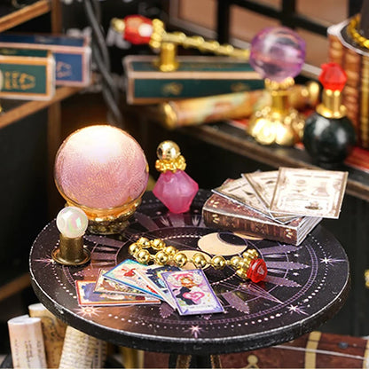 vue zoomé du produit Scène miniature Moon magic Nook-It. Vue de la table du milieu avec objet magic style harry potter